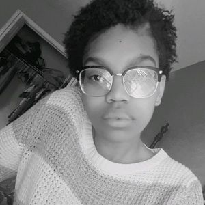 Meet your Posher, Akia